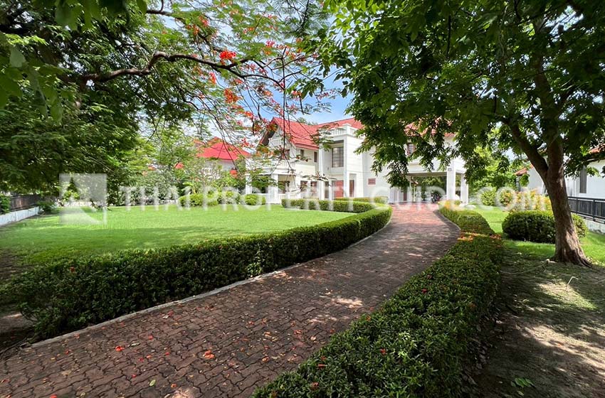 House with Shared Pool in Bangnatrad 